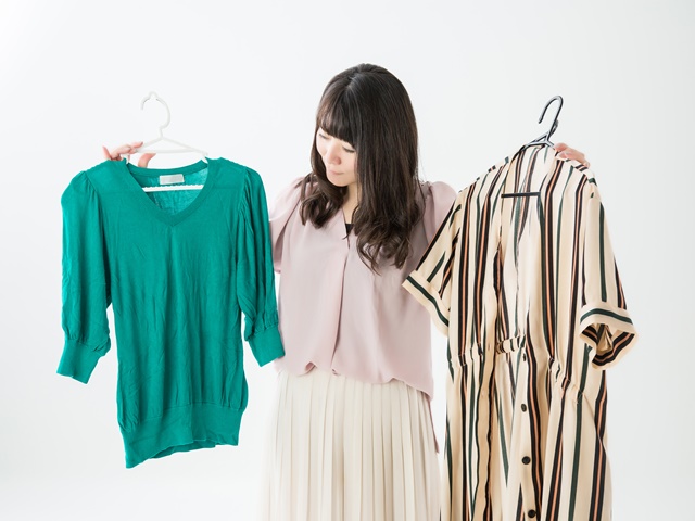 断捨離する女性