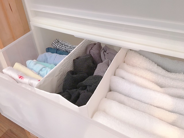 紙袋で仕切りをつくり衣類の間に挟む