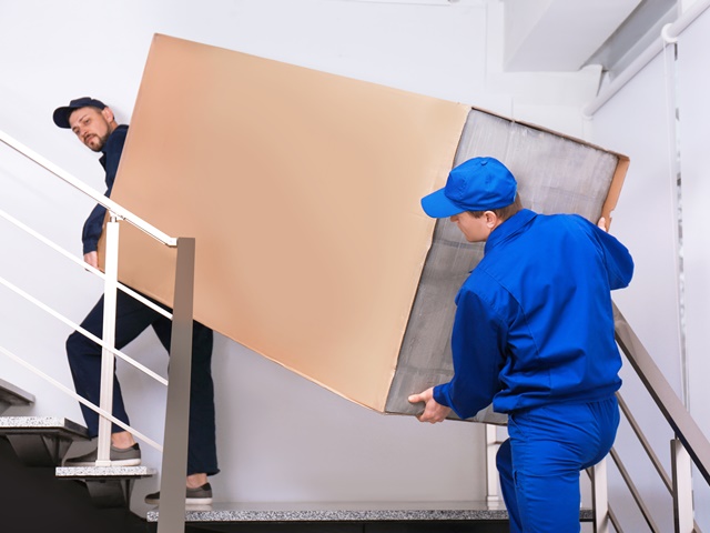 大型家電を運び込むイメージ