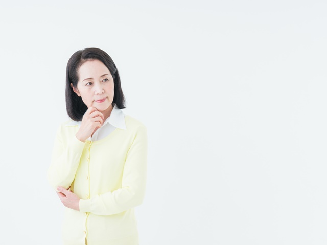 実家の荷物に悩むイメージ