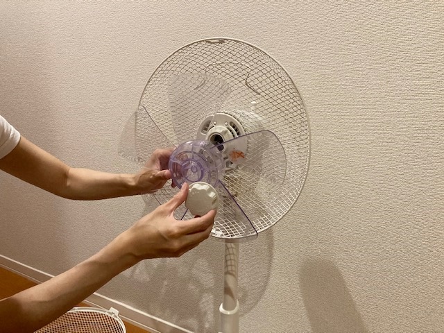 扇風機の羽根を外す