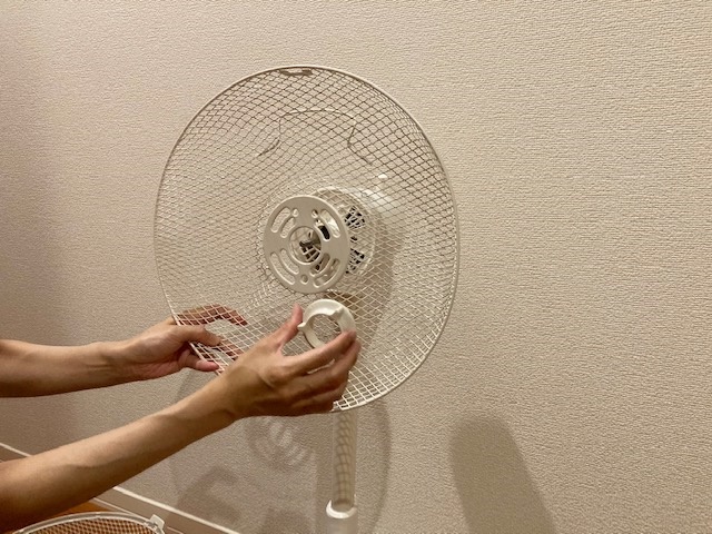 扇風機の後ろカバーを外す
