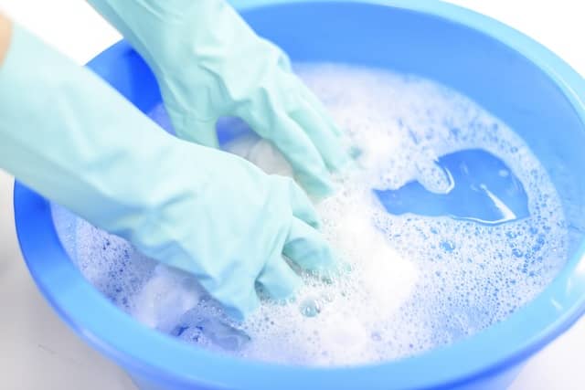 衣装を手洗いする