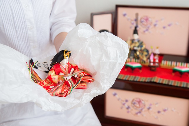 雛人形を紙で包んで収納する