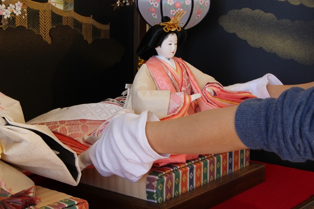 手袋をして雛人形を収納する