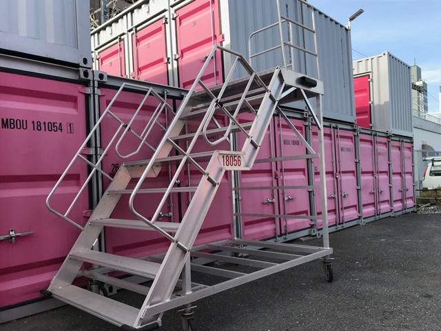 屋外型トランクルーム(コンテナ)の移動式階段