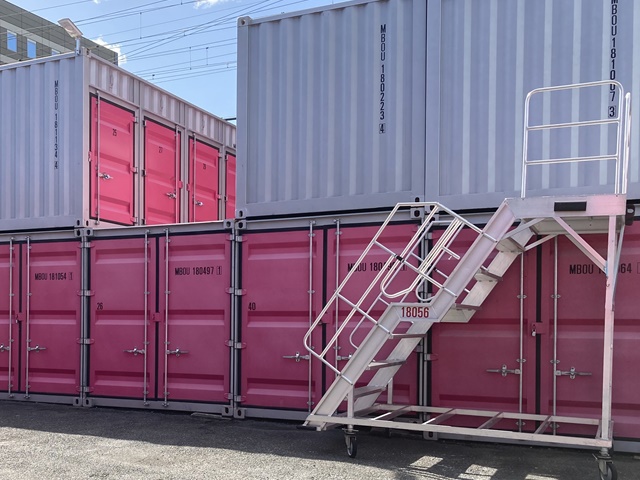 屋外型トランクルーム（コンテナ）の2階
