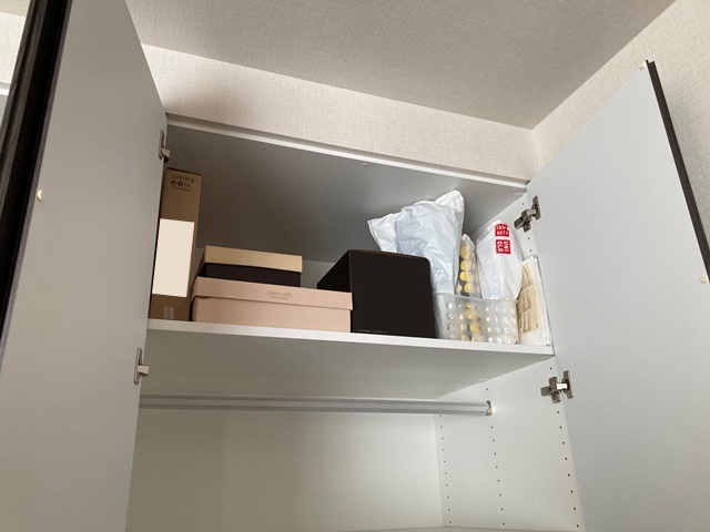 ブーツをクローゼットの上段に保管する