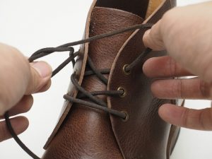 ブーツの紐を外す