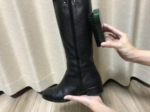 ブーツの汚れをブラシで落とす