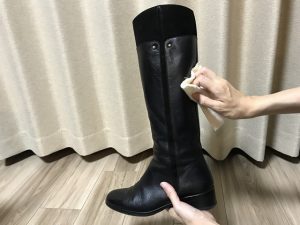 ブーツの表面を磨く