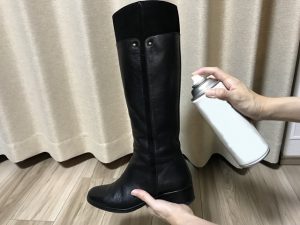 ブーツに消臭スプレーをかける