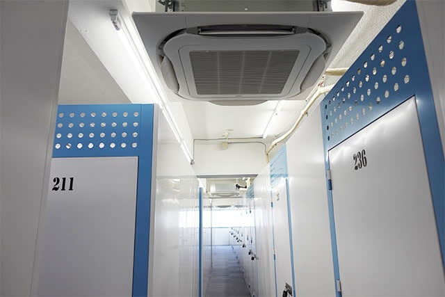 空調設備のあるトランクルームでブーツを保管