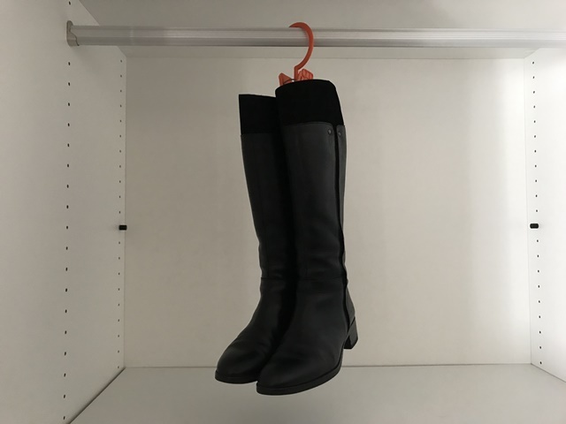 ブーツを吊るして保管する