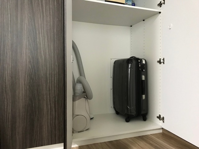 スーツケースをクローゼットに収納する