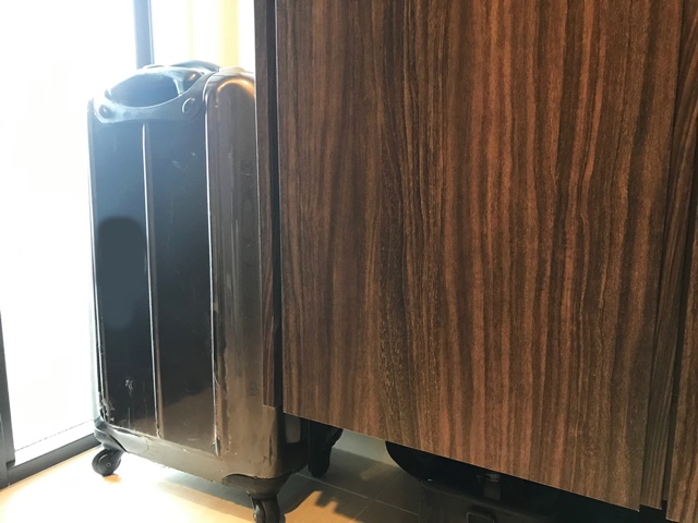 スーツケースをシューズクロークに収納する