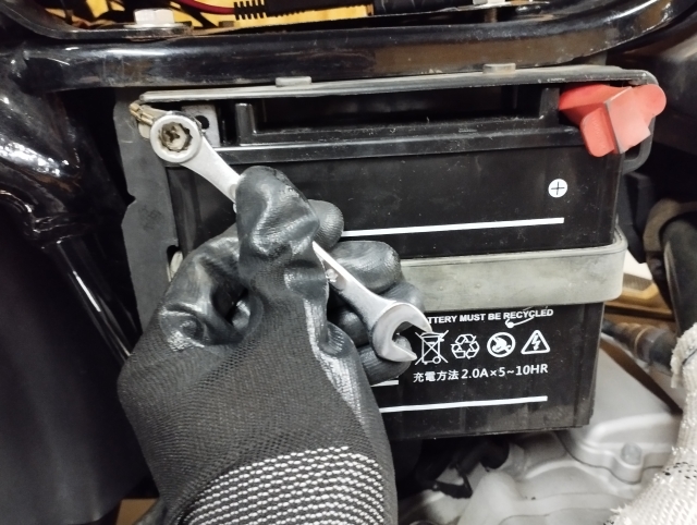 バイクのバッテリーを外す