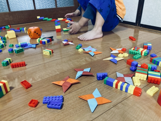おもちゃを片付ける子供