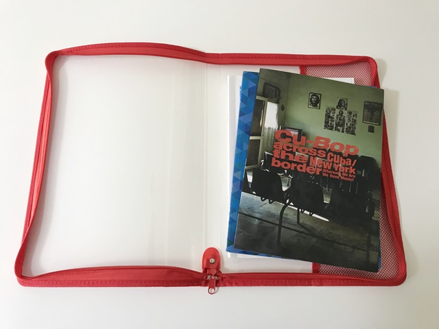 ファスナーケースにパンフレットを収納する例