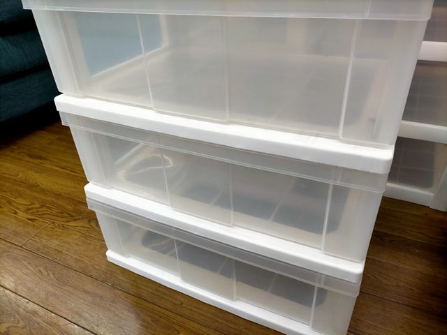 収納ボックス・衣装ケースにパンフレットを収納する例