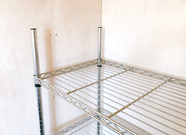 トランクルームの収納棚はスチールラックが便利