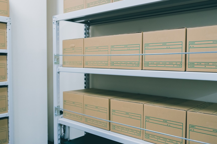 トランクルームの収納棚はスチールラックが便利