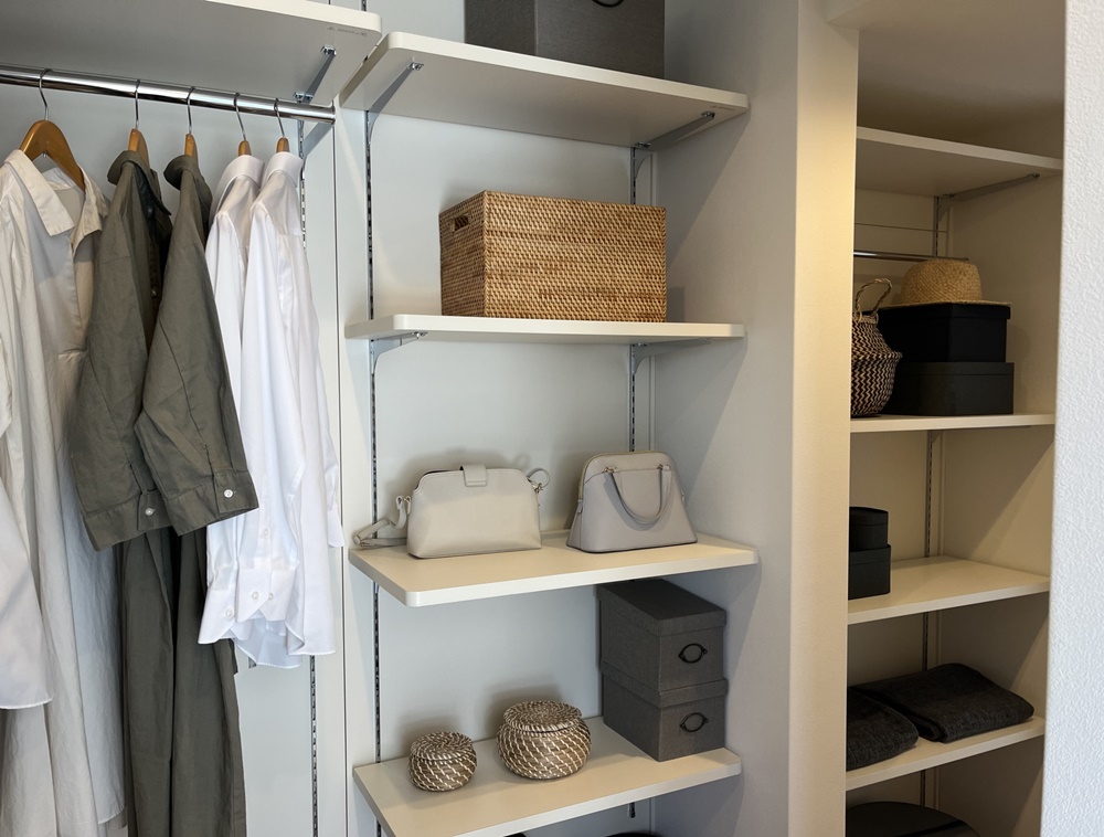 断捨離で捨てる服、捨てない服を選ぶコツ！服の収納方法も紹介