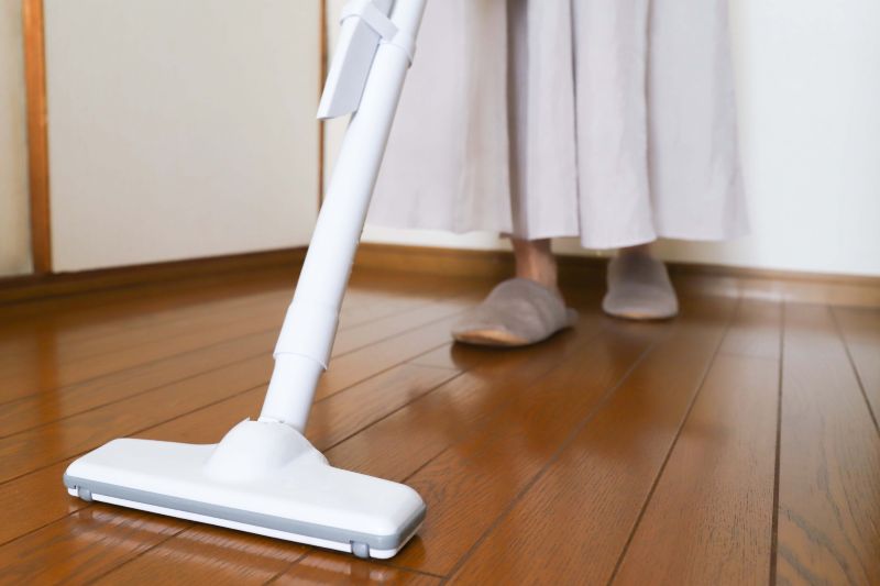 床を掃除する女性