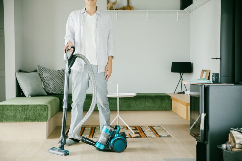 部屋の掃除をする男性