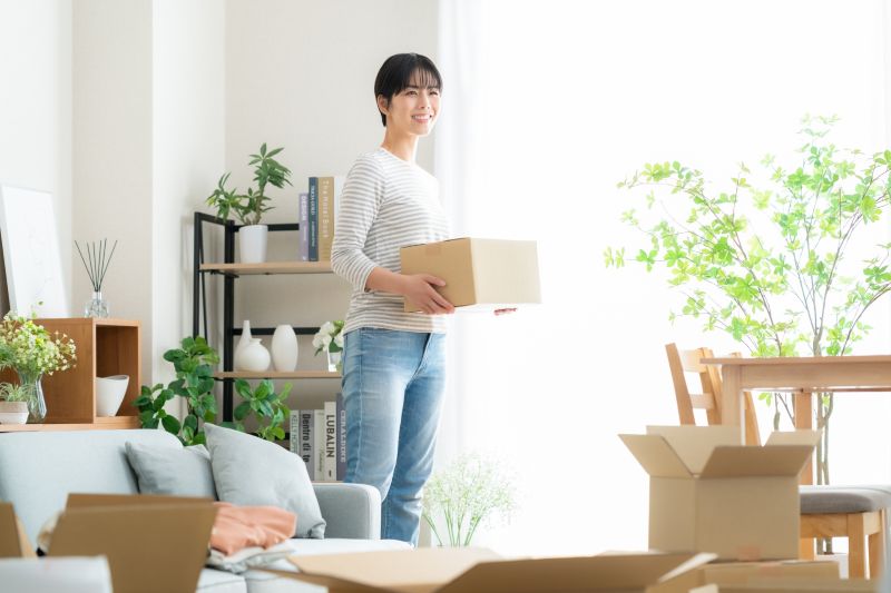 引っ越しの縦鼻をする女性