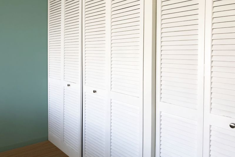 扉が閉まっているクローゼット