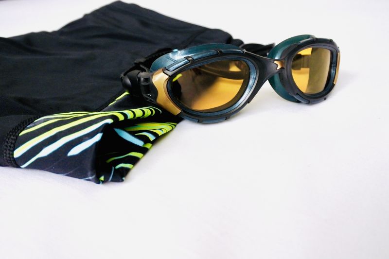 男性用の水着とゴーグル