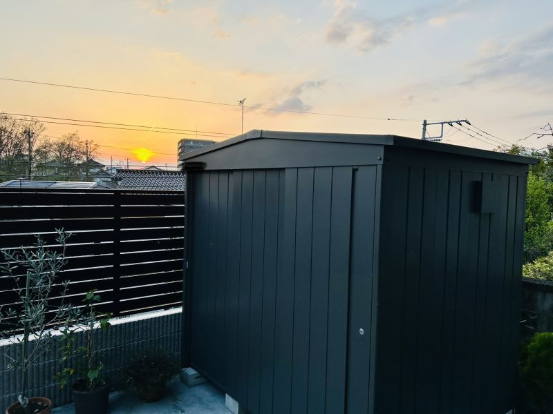 庭の片隅にある物置