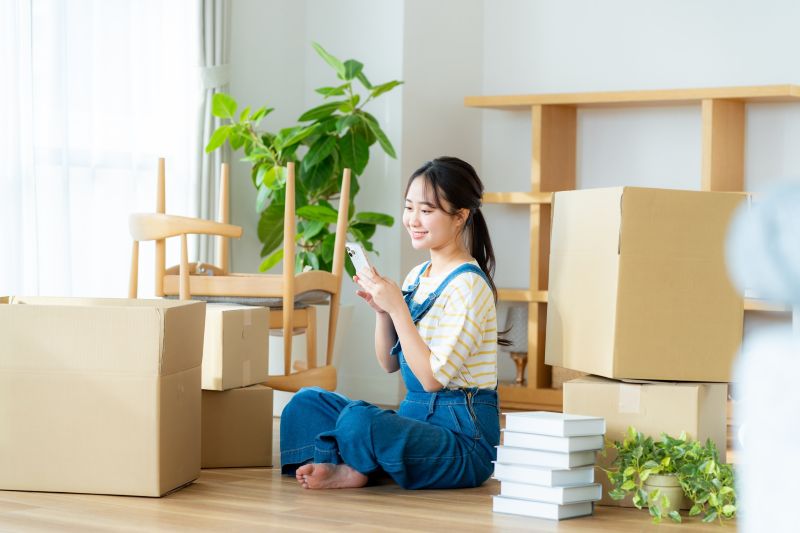 引っ越しを依頼をする女性