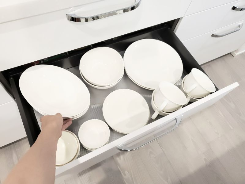 引き出しに食器を片付ける