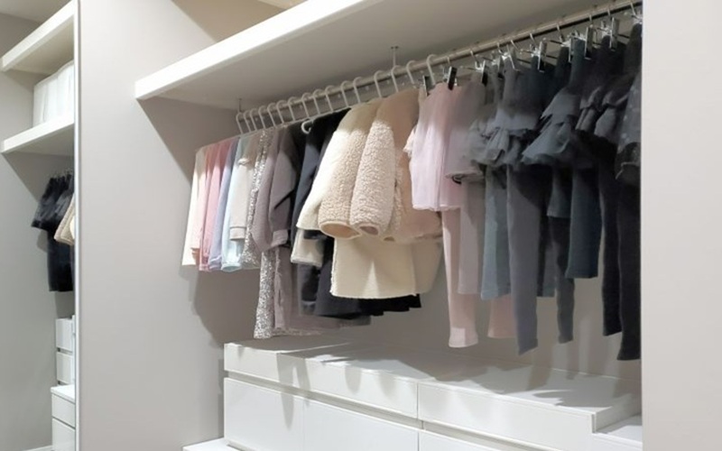 きれいに整頓されたクローゼット