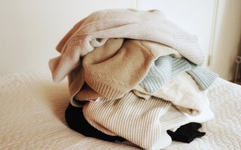 雑な畳まれた洋服