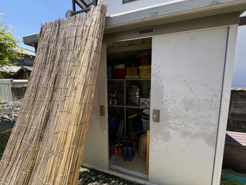 扉が開いている屋外物置