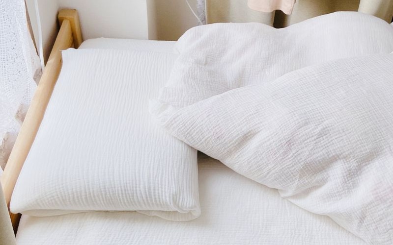 ベッドと白い布団