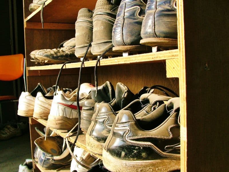 収納されている野球用のスパイクシューズ