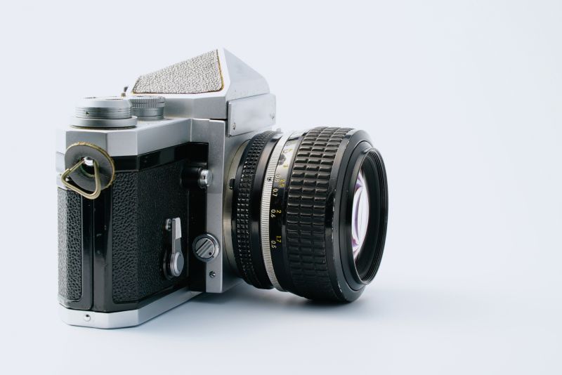 床に置かれたデジタル一眼レフカメラ