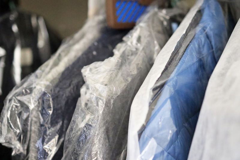 クリーニングのカバーがかったままのスーツ