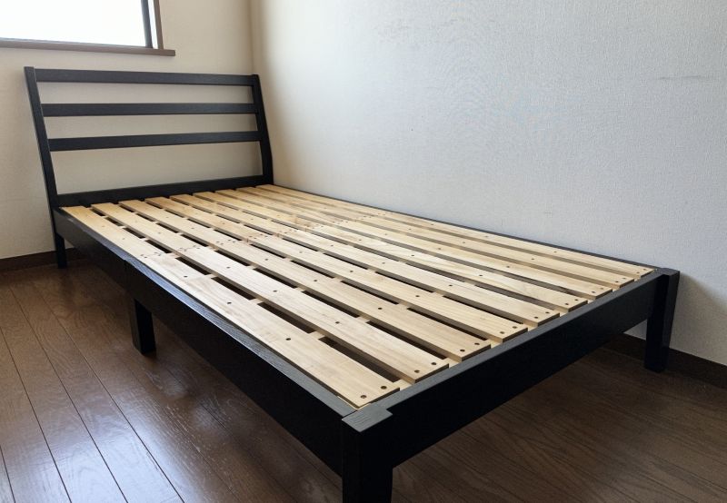 すのこが敷かれている木製のベッド