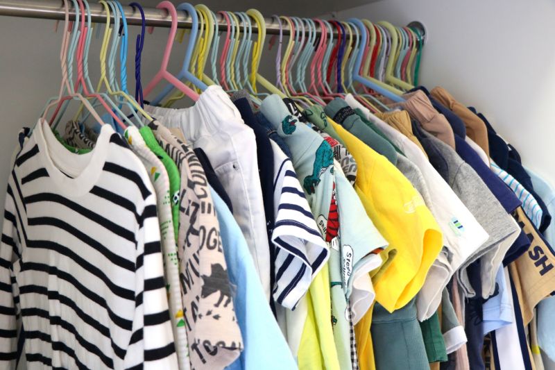 クローゼットに収納されている複数の子供服