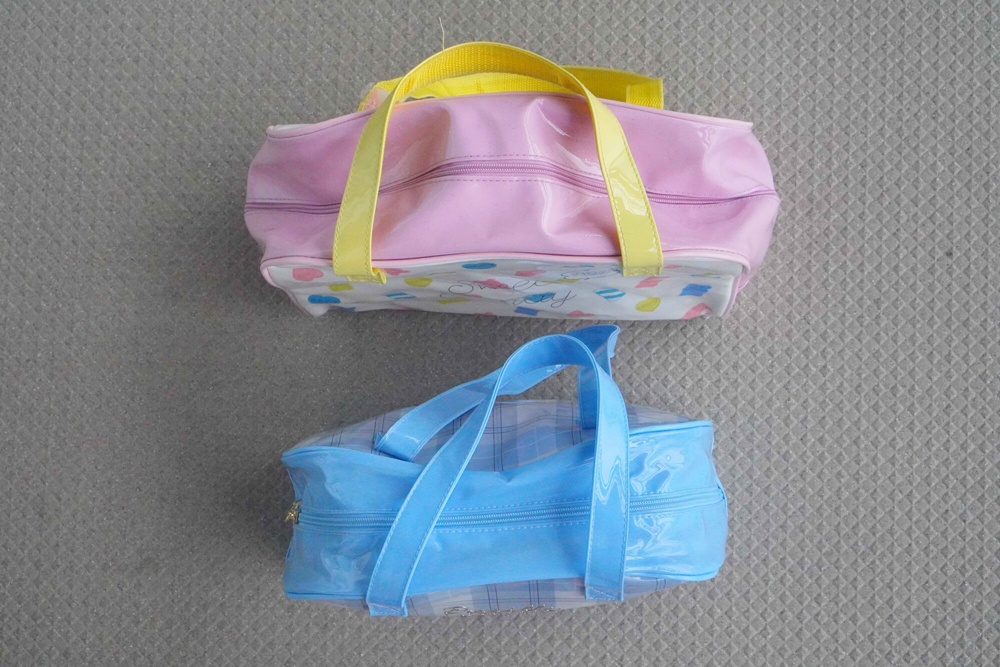 水着をプールバックに収納