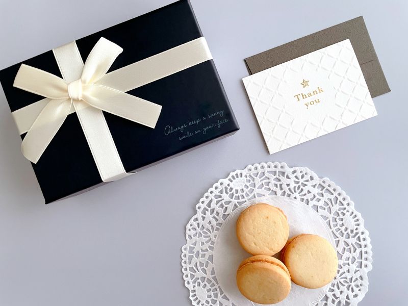 お菓子とカードのプレゼント