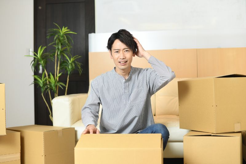 家の荷造りで困っている男性