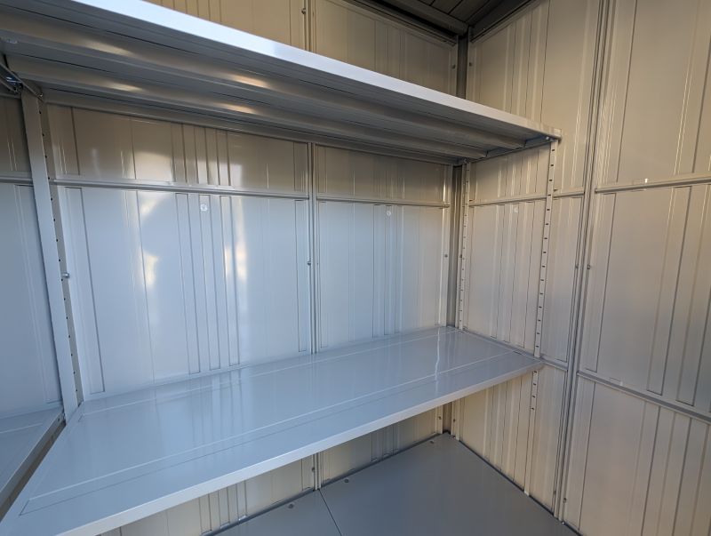 何も置かれていない物置の内部