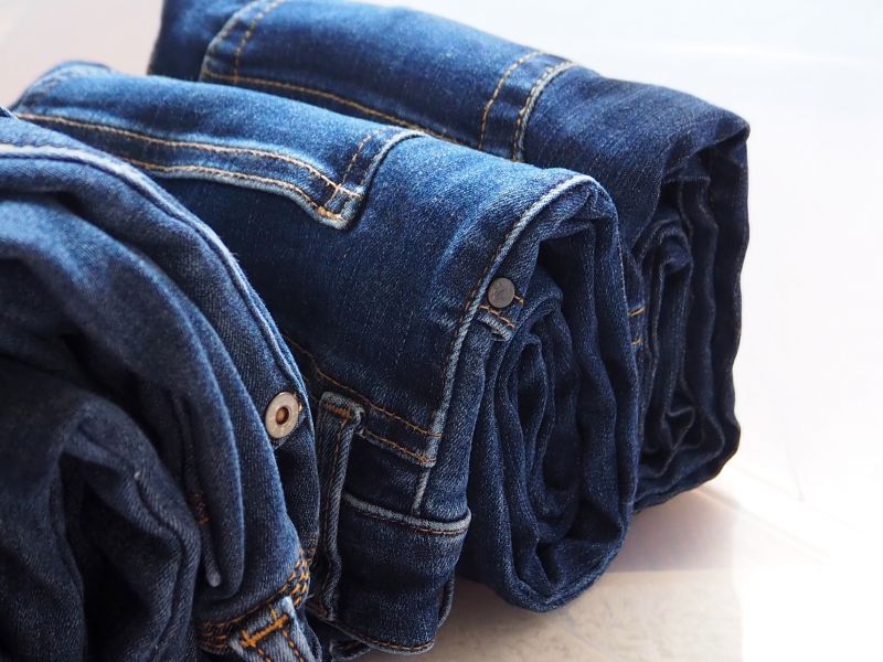 きれいに折り畳まれた複数のジーンズ