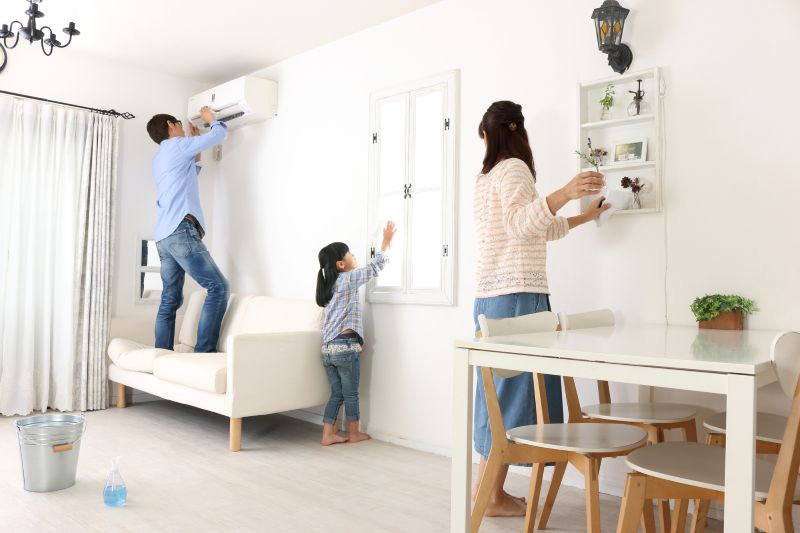 部屋のリビングを掃除している両親と娘